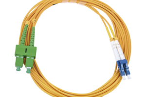 Jumper de Fibra Óptica Monomodo 9/125 LC/UPC-SC/APC, PVC, 2.0 mm, Dúplex, amarillo, 3 metros