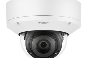 Cámara Domo 4K con IA, Antivandalica / Lente Motorizado de 4.5 a 10mm / P-Iris, WDR 120dB / Ranura SD / Protección IP52 e IK10