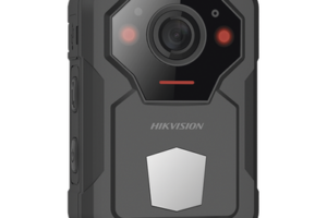 Body Camera Portátil / Grabación a 2K (4 Megapixel) / Pantalla 1.77" TFT / Fotos de Hasta 40 Megapixel / IP54 / H.265 / 64 GB de Almacenamiento / Microfono Integrado / GPS