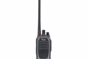 Radio digital NXDN sin pantalla en la banda de UHF, rango de frecuencia 380-470MHz, sumergible IP68, con encriptación DES, GPS,  bluethooth, grabador de voz, 32 canales. no incluye cargador ni antena.