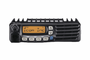 Radio Móvil Analógico en rango de frecuencia 136-174 MHz, 50 W de potencia de RF, 128 canales. Incluye microfono2, cable de alimentación y montaje