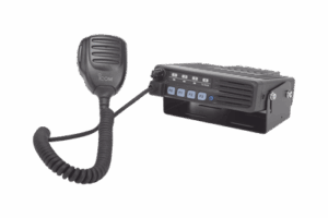 Radio Móvil Analógico en rango de frecuencia 400-470 MHz, 50 W de potencia de RF.  Incluye micrófono, cable de corriente y bracket.