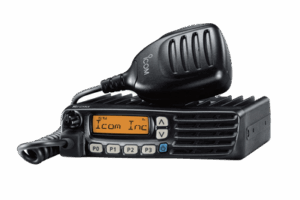 Radio Móvil Analógico en rango de frecuencia 400-470 MHz, 50 W de potencia de RF, 128 canales. Incluye  Incluye microfono, cable de alimentación y montaje