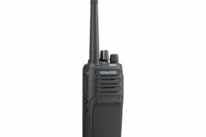 Radio portátil UHF 400-470 MHz, Digital NXDN-Analógico, 5 Watts, 64 Canales, Roaming, Encriptación, GPS, Inc. antena, batería, cargador y clip