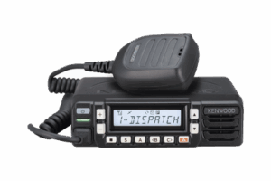 Radio móvil UHF 400-470 MHz, Digital DMR-Analógico, 45 Watts, 260 Canales, Pseudotrunking, Encriptación, IP54, MIL-STD-810, GPS, Incluye accesorios de instalación