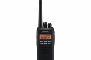 380-400MHz, Digital NXDN/Analógico, 5 Watts, 512 Canales, Botón de Emergencia, Incluye Batería, Antena, cargador y clip.