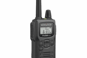 Radio portátil UHF 450-470 MHz, 2 W, 16 canales, Resistente a Golpes MIL-STD-810, manos libres VOX. Incluye antena, batería, cargador y clip