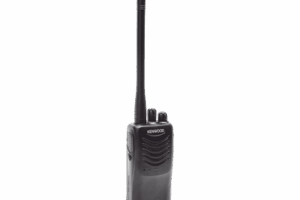 Radio portátil VHF 136-174 MHz, práctico y ligero, MIL-STD-810, 16 Canales, DTMF, IP54, VOX, Scan, Incluye antena, batería, cargador y clip