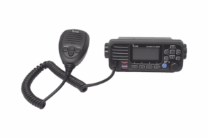 Radio móvil marino ICOM, color negro, clase D DSC, Tx: 156.025 - 157.425 MHz, Rx: 156.050 - 163.275 MHz, sin GPS interconstruido, 25W de potencia, sumergible IPX7 incluye micrófono y cable de alimentación