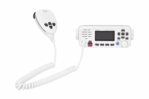 Radio móvil marino ICOM, color blanco, clase D DSC. Tx: 156.025 - 157.425 MHz, Rx: 156.050 - 163.275 MHz, 25W de potencia, sumergible IPX7 incluye micrófono y cable de alimentación
