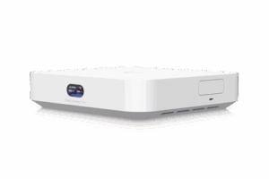 UniFi Cloud Gateway MAX, Router con todos los servicios UniFi, administra hasta 30 dispositivos UniFi y 300 clientes. 1 pto WAN 2.5G, 4 pts LAN 1G (uno configurable como WAN), seguridad IDS/IPS, VPN, bloqueo de apps/URLs, 512 GB memoria interna