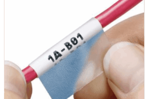 Casete de 50 Etiquetas Autolaminadas de 25.4 x 165.1 mm, para Cables de 12.1 a 40.4 mm de Diámetro, Área de Impresión Color Blanco