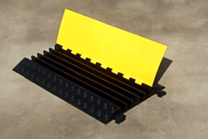 Protector de Cable de 5 Canales / Base de Goma y Tapa de Plástico / Capacidad 4.6 Toneladas / Canal 38x35MM / Longitud 90 cm / Amarillo y Negro