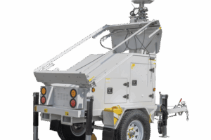 Traila / Remolque con Mástil Retráctil de 7.5 m. para Videovigilancia o Iluminación, con Bases para Instalar Paneles Solares y Baterías (No incluidos)