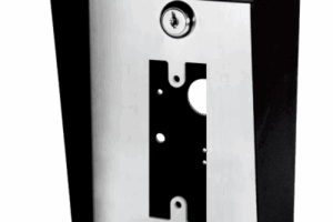 Gabinete para Montaje en Poste ENFORCER / Carcasa de Acero con Pintura en Polvo / Placa Frontal de Acero Inoxidable con Bisagra / IP65 Impermeable / Incluye Herrajes de Montaje y 2 Llaves / Compatible con Dispositivos de Formato Angosto y Ancha