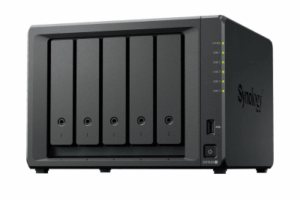 NAS DiskStation DS1525+ | 5 Bahías | Expansión hasta 15 Bahías | 2 Puertos 2.5GbE | Soporte 10GbE | Almacenamiento en Caché SSD | Hasta 300 TB de Capacidad | Compatible con Virtualización y Vigilancia.
