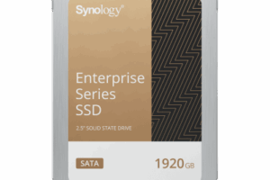 SSD SATA de 2,5" Serie Enterprise | 1920 GB | Alto Rendimiento Estable 50.000 IOPS | Resistencia Empresarial 10.000 TBW | Protección de Datos Integral | Análisis de Vida Útil | Compatibilidad con Synology DSM | Garantía de