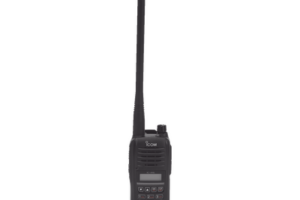 Radio Portátil Aéreo, rango de frecuencia 118-136.99166 MHz, 6W PEP, 200 canales alfanuméricos, pantalla de 8 caracteres, incluye bateria, cargador, antena y clip