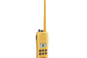 Radio Portátil Marino, 2W, cumple con las regulaciones GMDSS, Tx:156.025-157.425MHz, Rx:156.050-163.275MHz, sumergible IPX7. Incluye: antena, batería BP-252, batería BP-234, cargador y clip