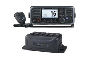 Radio Móvil Marino en banda de VHF, Rx: 156.025-162.000, Tx: 156.025-161.600 MHz, cumple con GMDSS bajo el requerimiento de SOLAS, pantalla de 4.3 pulgadas. Incluye micrófono, kit de montaje y convertidor de 12VD