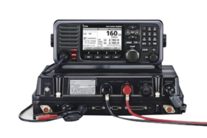 Radio móvil marino en la banda de MF/HF, cumple con GMDSS bajo el requerimiento de SOLAS, pantalla de 4.3 pulgadas. Incluye micrófono, kit de montaje y sintonizador AT-141.