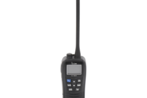 Radio portátil marino color negro, 5 W de potencia RF, 0.5 W de salida de audio, flotante, sumergible IPX7, Tx: 156.025-157.425MHz, Rx: 156.050-163.275MHz , incluye batería de 1500mAh, cargador, antena clip y correa de mano