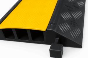 Protector de Cable de 3 Canales / Base de Goma y Tapa de Plástico / Tamaño del Canal 30x30mm / Capacidad de Carga 5 Toneladas / Longitud 90 cm / Ancho del Contorno 50 cm / Altura 4.5 cm / Color Amarillo-Negro / Material Hule