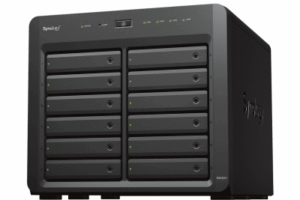 NAS Synology DiskStation DS2422+ | 12 Bahías | Expandible a 24 Bahías | Procesador AMD Ryzen Quad-Core | Hasta 32 GB DDR4 ECC | Caché NVMe SSD | Redes 10/25GbE | Compatible con Virtualización y Vigilancia.