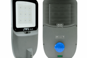 Luminario Urbano con Fotocelda / 200W / Flujo Luminoso 32 000 lm / Ángulo de Luz 105°-135° / IP65 / Montaje en Poste o Brazo / Vida Útil 50 000 h.