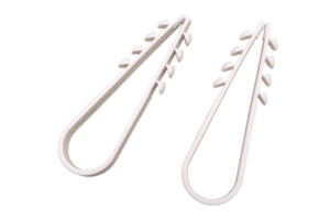 Bolsa con 100 clips sujetadores de plástico para cables de 11 a 19 mm. Ideales para instalaciones en pared, brindan sujeción firme y segura.