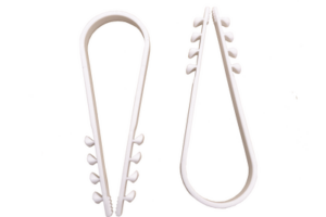Bolsa con 100 clips sujetadores de plástico para cables de 19 a 25 mm. Ideales para instalaciones en pared, brindan sujeción firme y segura.