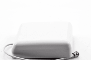 Antena Direccional tipo Panel / LTE 698-2700 MHz / 4 Bandas / Ganancia 5-8 dBi / Polarización Vertical / Montaje Pared