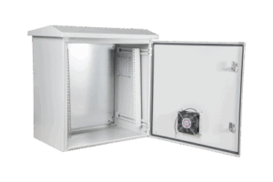 Kit Gabinete Ventilado de Acero, Montaje Rack 19" 11U, IP55 Uso en Exterior (593 x 609 x 399 mm) con Placa Trasera Interior Metálica y Compuerta Inferior Atornillable. Incluye Ventilador, Ventilas, filtros, Terminal de Tierra Física, Ch
