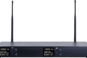 Receptor Inalámbrico Dual Canal Digital U-Band | 4 Bandas de Frecuencia (470-830 MHz) | Transmisión Digital pi/4-DQPSK | Pantalla TFT-LCD 2.2" | Anti-Interferencia con ID Code Pilot | Salidas Balanceadas y Desbalanceadas | Ecualizacion
