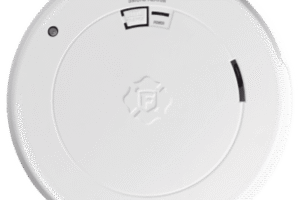 Alarma de Humo First Alert SM210L / Sensor Fotoelectrico / Batería de Litio Sellada de 10 Años / Luz de Seguridad / Rango de Temperatura 4.4°C a 37.8°C/ Cumple UL217, CSFM, NFPA 72, NFPA 101, ICC